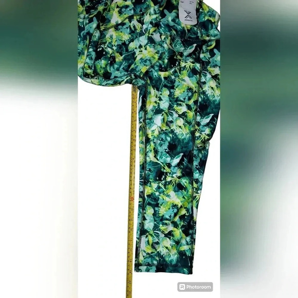 Xersion High Rise Fitted Floral Design Capri Athletic Yoga Pants, Medium - Picture 6 of 7